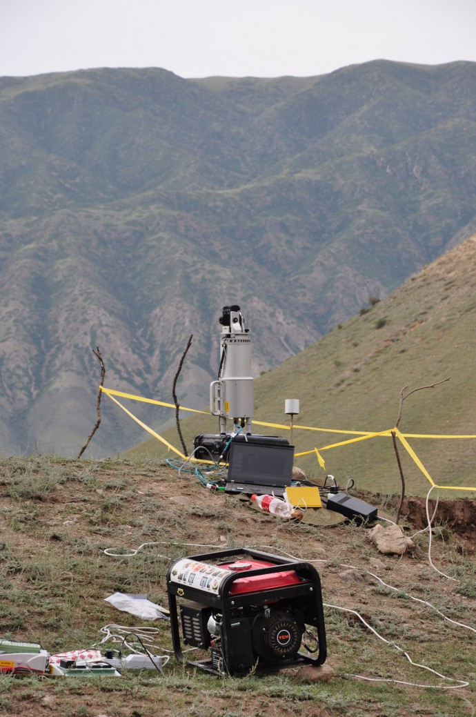 High-tech in the field: The laser scanner, the generator and a world-class security fence.