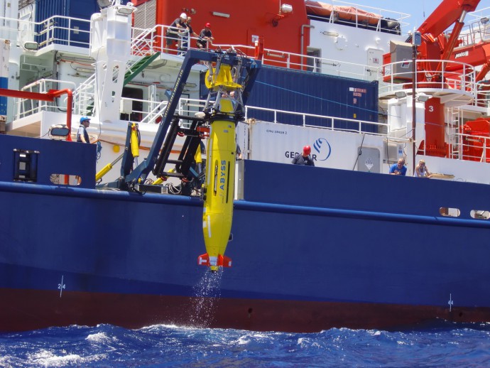 AUV Abyss 6000 (GEOMAR, Germany) being recovered after a survey dive. The AUV is equipped with a multi beam bathymetry system, in a addition to other sensors (magnetometer, nephelometer, Eh…).